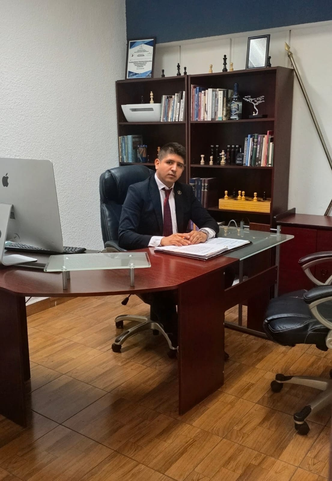 Guillermo Razón Viramontes en su oficina